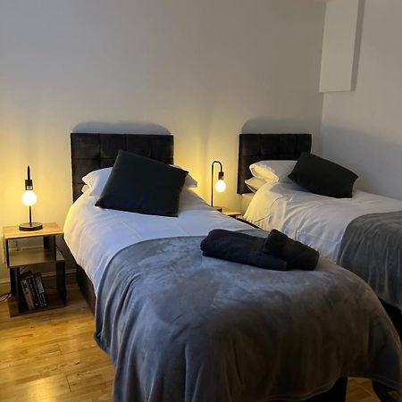 Cozy 1 Bedroom Basement Flat Лондон Екстер'єр фото