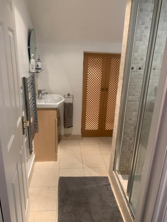 Cozy 1 Bedroom Basement Flat Лондон Екстер'єр фото