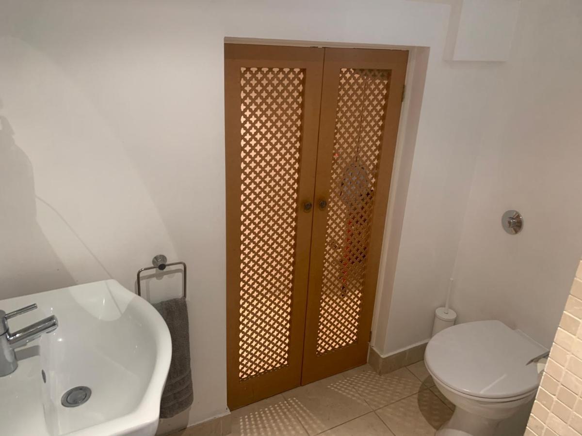 Cozy 1 Bedroom Basement Flat Лондон Екстер'єр фото