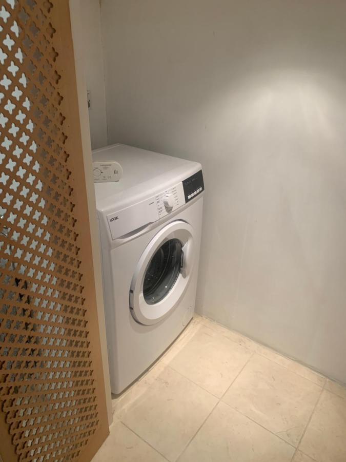 Cozy 1 Bedroom Basement Flat Лондон Екстер'єр фото