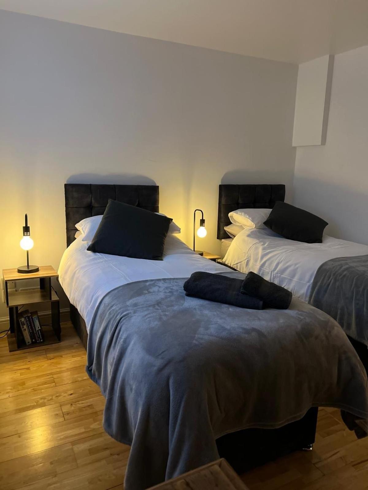 Cozy 1 Bedroom Basement Flat Лондон Екстер'єр фото
