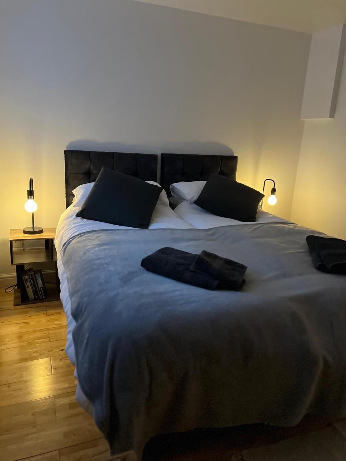 Cozy 1 Bedroom Basement Flat Лондон Екстер'єр фото